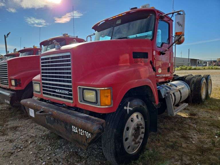 2012 Mack CHU613 showing 30,622 mi, 8,665 hrs- runs