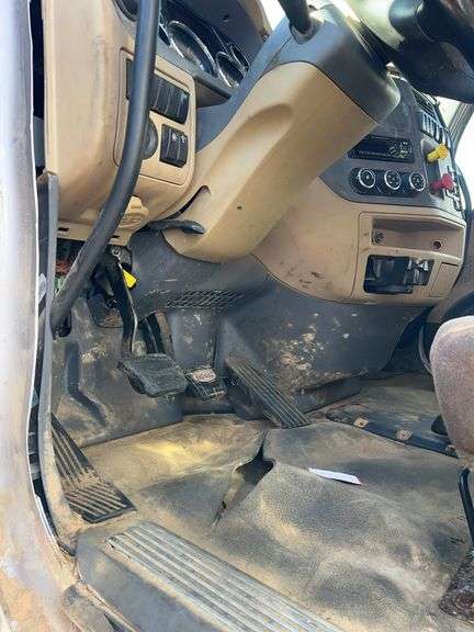 2015 Peterbilt 579 showing 370,184 mi, 14,618 hrs - runs