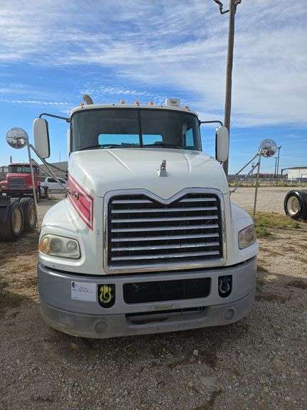 2014 Mack CXU613 showing 665,241, 14,352 hrs- runs