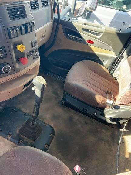 2015 Peterbilt 579 showing 424,747 mi, 22,986 hrs - runs
