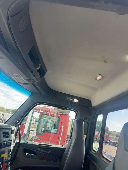 2014 Peterbilt 567 showing 44,798 mi, 5,118 hrs- runs