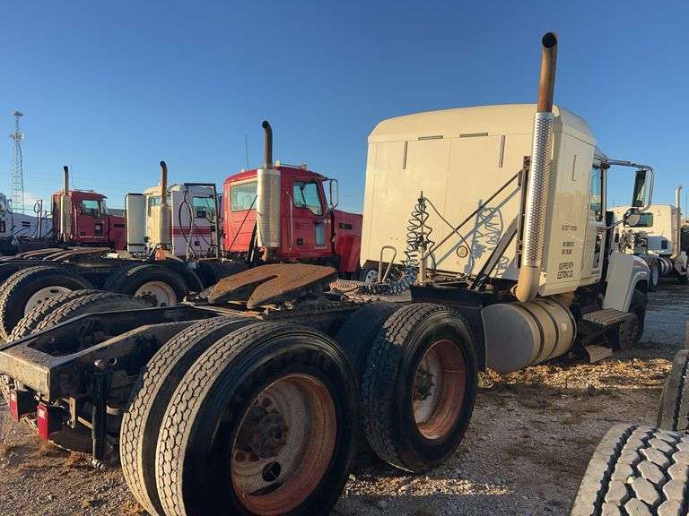2008 Mack CHU613 showing 566,424 mi, 15,328 hrs- runs