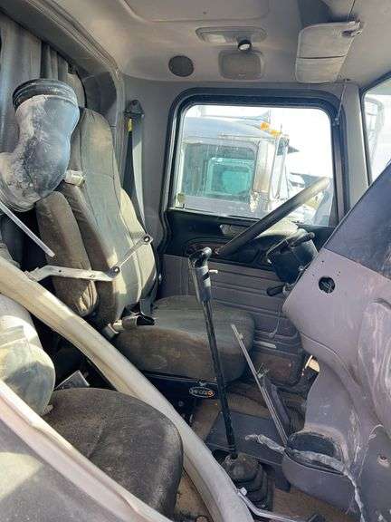 2014 Peterbilt 388 showing 425,273 mi, hrs unknown - doesn't run