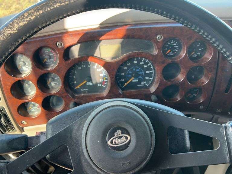 2007 Mack CXN613 565,498 mi, 10,366 hrs- doesn't run