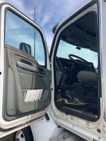 2018 Kenworth T880 showing 13,663 mi, 5,470 hrs - runs