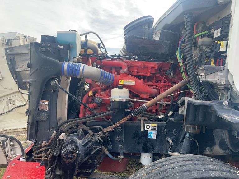 2015 Peterbilt 567 showing 31,476 mi, 7,804 hrs - runs