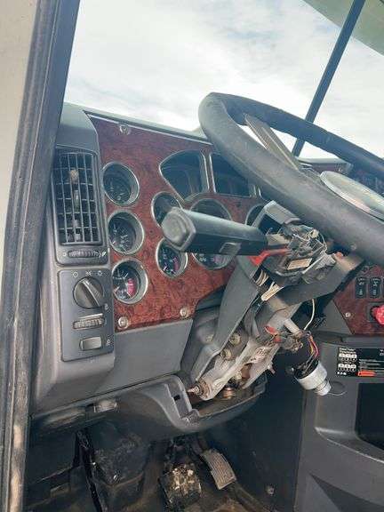 2007 Mack CXP613 showing 551,127 mi, 17,645 hrs - doesn't run