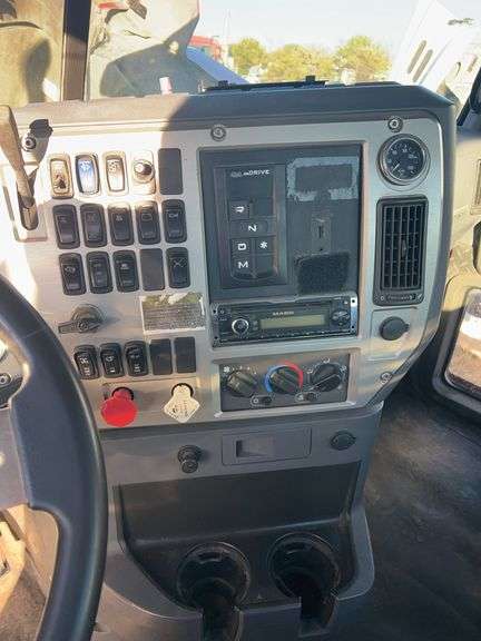 2011 Mack CHU613 showing 558,544 mi, 16,894 hrs- runs