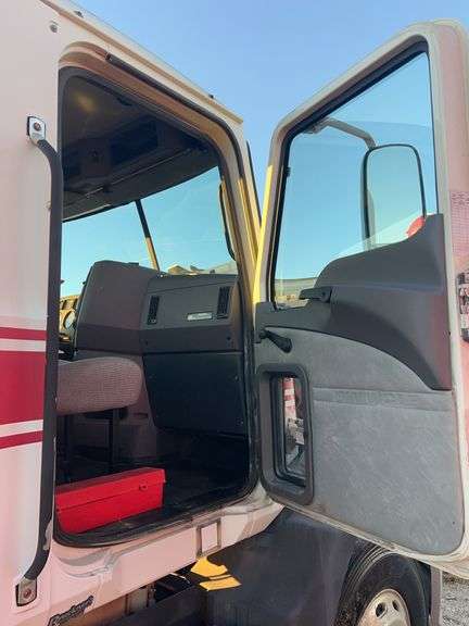 2014 Mack CXU613 showing 665,241, 14,352 hrs- runs