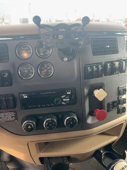 2015 Peterbilt 579 507,402 mi, hrs unknown- doesn't run