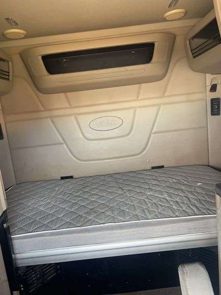 2015 Peterbilt 579 507,402 mi, hrs unknown- doesn't run