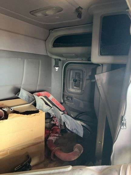 2014 Peterbilt 388 showing 425,273 mi, hrs unknown - doesn't run