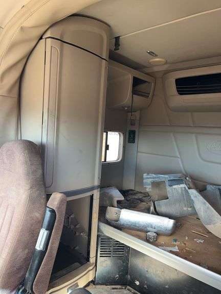 2015 Peterbilt 579 showing 500,775 mi, 26,318 hrs - doesn't run