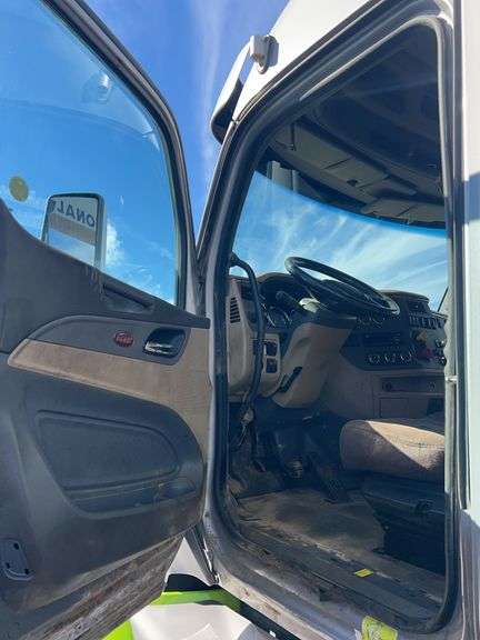 2015 Peterbilt 579 showing 424,747 mi, 22,986 hrs - runs