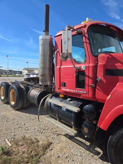 2008 Mack CHU613 showing 43,154 mi, 8,316 hrs- doesn't run