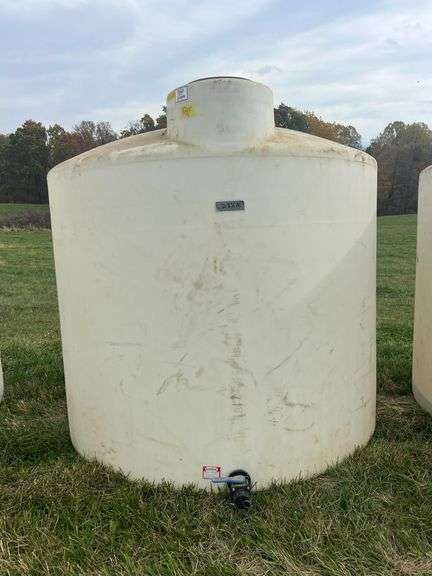 2,550 GALLON POLY TANK