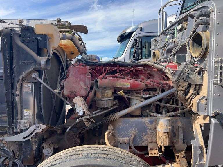 2014 Peterbilt 388 showing 425,273 mi, hrs unknown - doesn't run