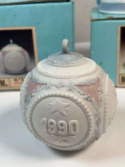 1990 LLADRO BELL AND ORNAMENT