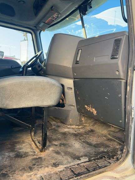 2008 Mack CHU613 showing 566,424 mi, 15,328 hrs- runs