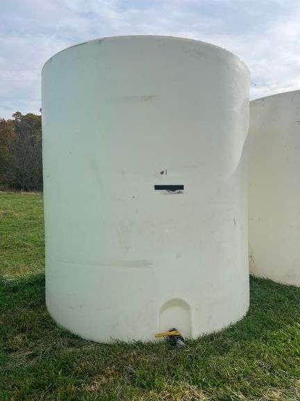 5,000 GALLON POLY TANK