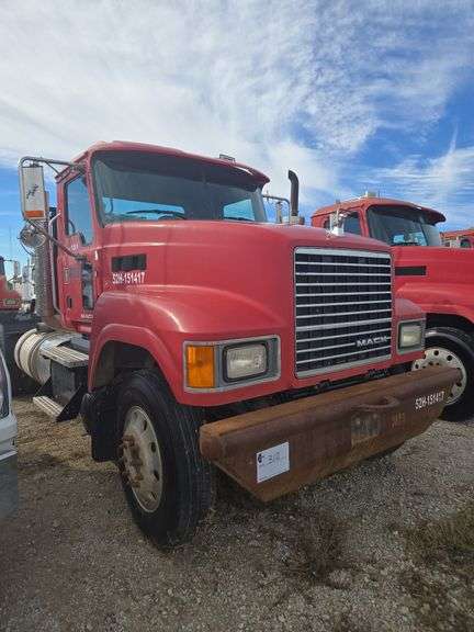 2015 Mack CHU613 showing 43,870 mi, 6,916 hrs - runs