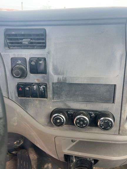 2015 Peterbilt 567 showing 31,476 mi, 7,804 hrs - runs