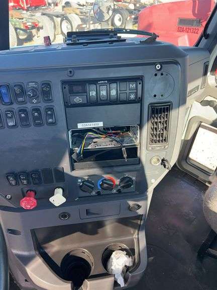 2014 Mack CXU613 showing 501,255 mi, hrs unknown- runs