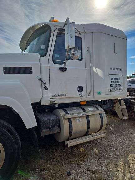 2008 Mack CHU613 showing 566,424 mi, 15,328 hrs- runs