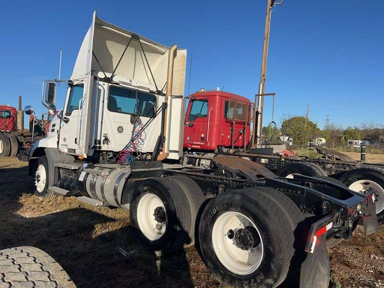 2013 Mack CXU613 showing 402,711 mi, 8,428 hrs- doesn't run