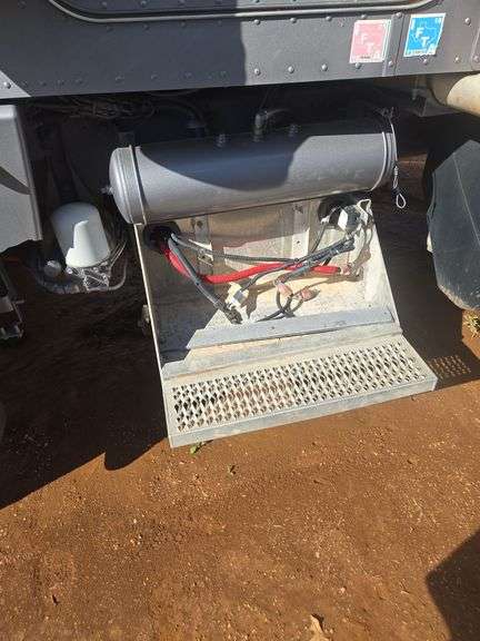 2014 Peterbilt 388 showing 425,273 mi, hrs unknown - doesn't run