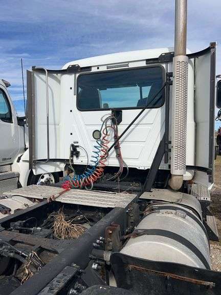 2012 Mack CXU613 showing 701,487 mi, 15,325 hrs - runs