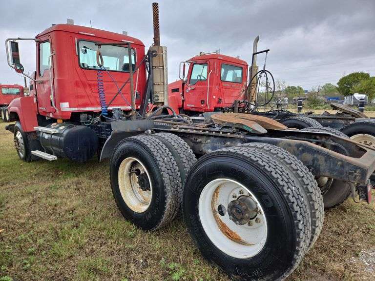 2008 Mack CHU613 showing 42,924 mi, 9,374 hrs- runs