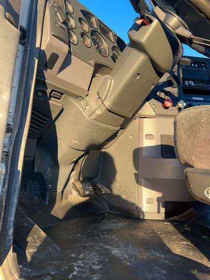 2014 Mack CXU613 showing 665,241, 14,352 hrs- runs