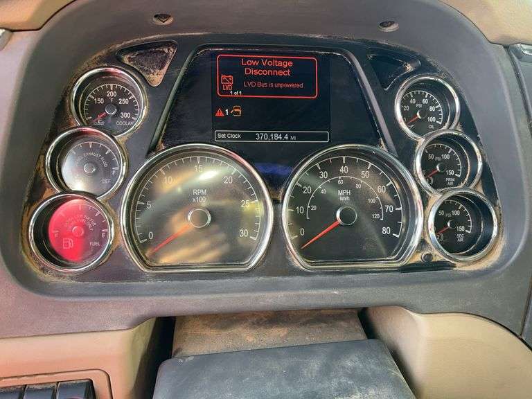 2015 Peterbilt 579 showing 370,184 mi, 14,618 hrs - runs