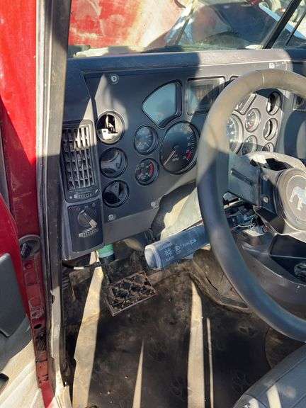 2008 Mack CHU613 showing 43,154 mi, 8,316 hrs- doesn't run