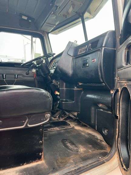 2002 Peterbilt Winch Truck 379 showing 6,294mi, hrs unkown- runs