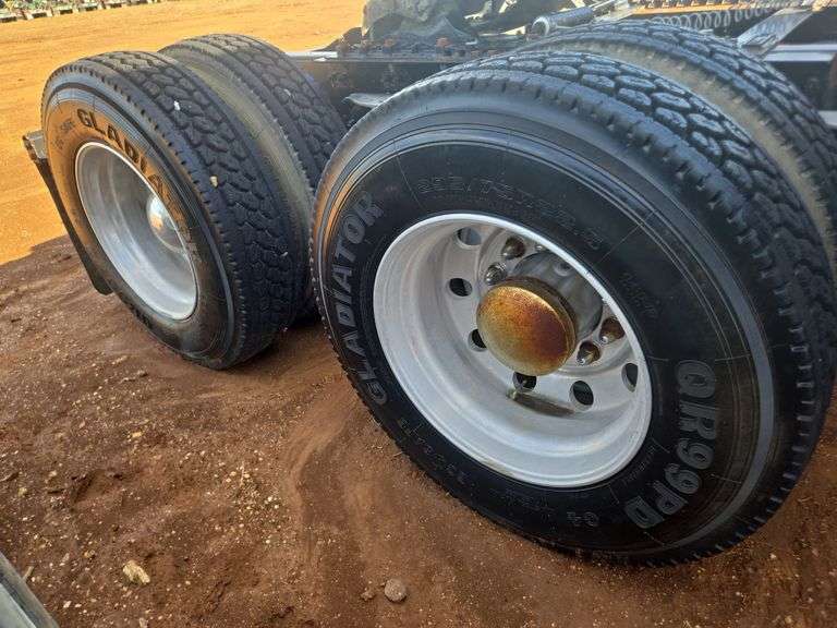 2015 Peterbilt 579 showing 416,100 mi, 22,250 hrs - runs