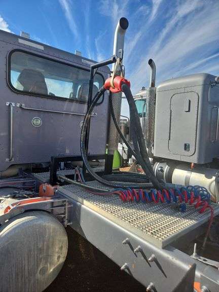 2015 Peterbilt 389 showing 20,400 mi, hrs unknown - doesn't run