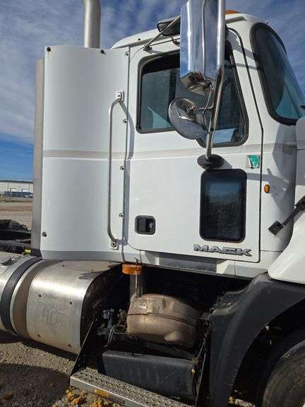 2012 Mack CXU613 showing 719,588 mi, hrs unknown- doesn't run
