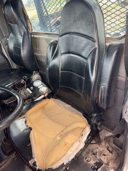 2002 Peterbilt Winch Truck 379 showing 6,294mi, hrs unkown- runs