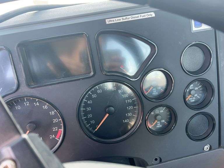 2014 Mack CHU613 showing 498,610 mi, 11,275 hrs - runs