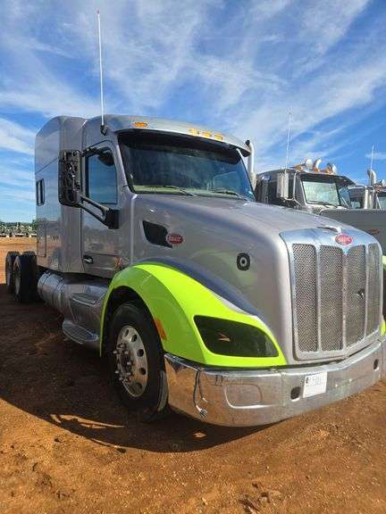 2015 Peterbilt 579 showing 500,775 mi, 26,318 hrs - doesn't run