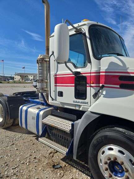 2014 Mack CXU613 showing 501,255 mi, hrs unknown- runs