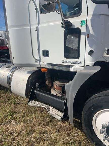 2013 Mack CXU613 showing 376,107 mi, 8,830 hrs - doesn’t run