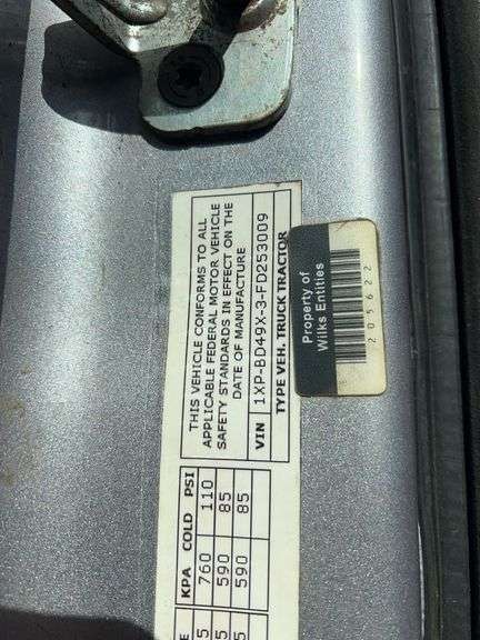 2015 Peterbilt 579 showing 500,775 mi, 26,318 hrs - doesn't run