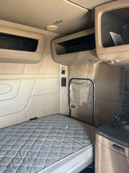 2015 Peterbilt 579 507,402 mi, hrs unknown- doesn't run