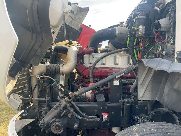 2013 Mack CXU613 showing 376,107 mi, 8,830 hrs - doesn’t run