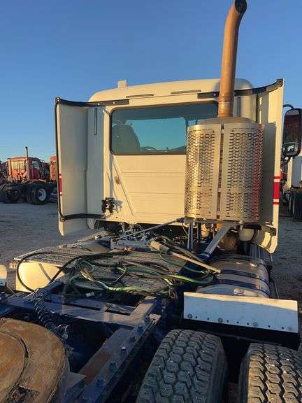 2014 Mack CXU613 showing 665,241, 14,352 hrs- runs