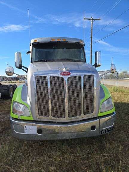 2015 Peterbilt 579 showing 465,411 mi, 24,008 hrs- runs