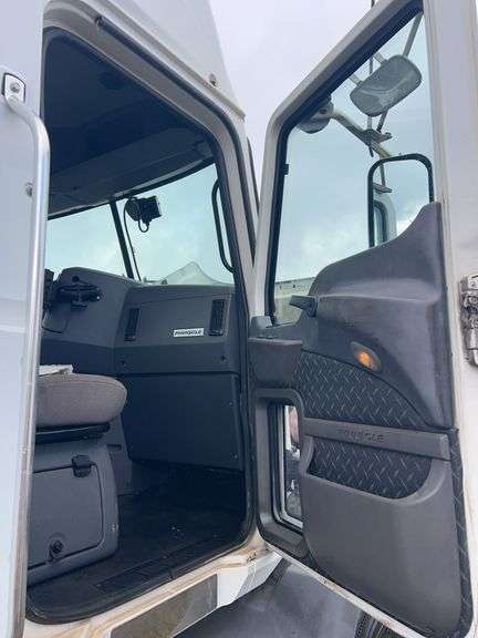 2013 Mack CXU613 showing 359,326 mi, 8,691 hrs - runs